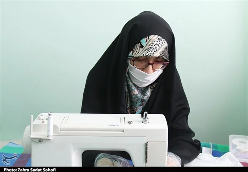 تولید ماسک پزشکی از سوی بانوان جهادگر قمی به روایت تصویر