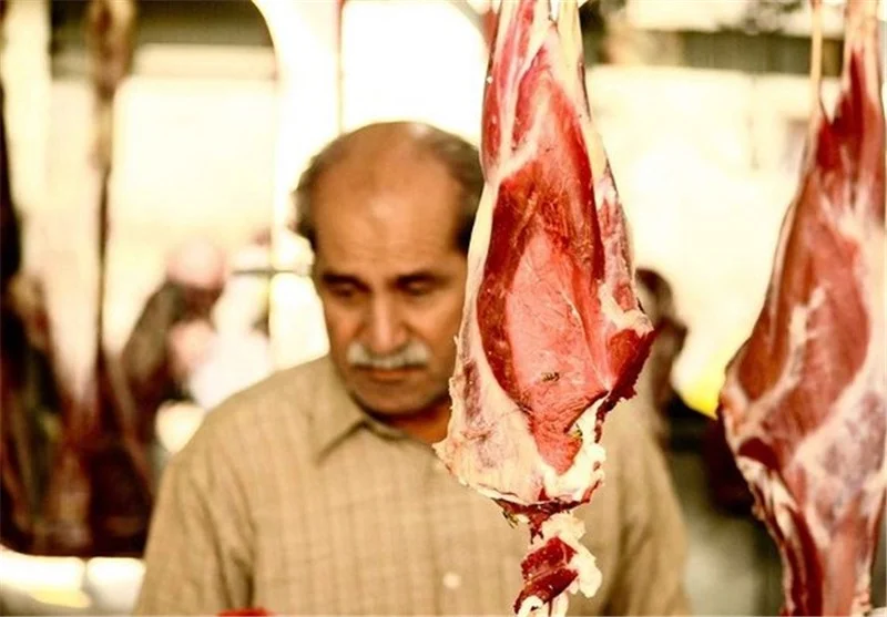 وقتی برخی از قصابان قمی، گنجشگ را رنگ کرده و به جای قناری می‌فروشند!