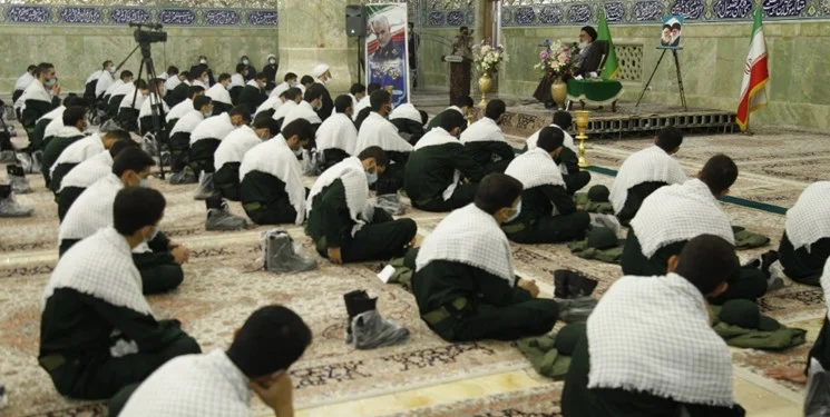 فارغ‌التحصیلان دانشگاه بقیه‌الله در حرم قم لباس پاسداری به تن کردند