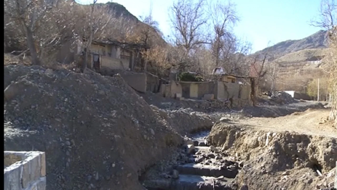 رودخانه روستای امامزاده اسماعیل قم همچنان پل ندارد