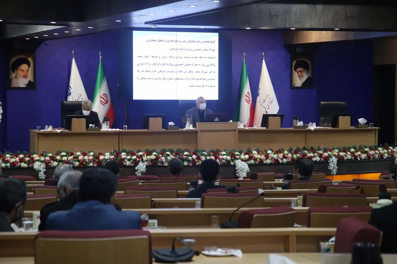 هیچ دستگاهی از نص صریح قانون نباید عدول کند