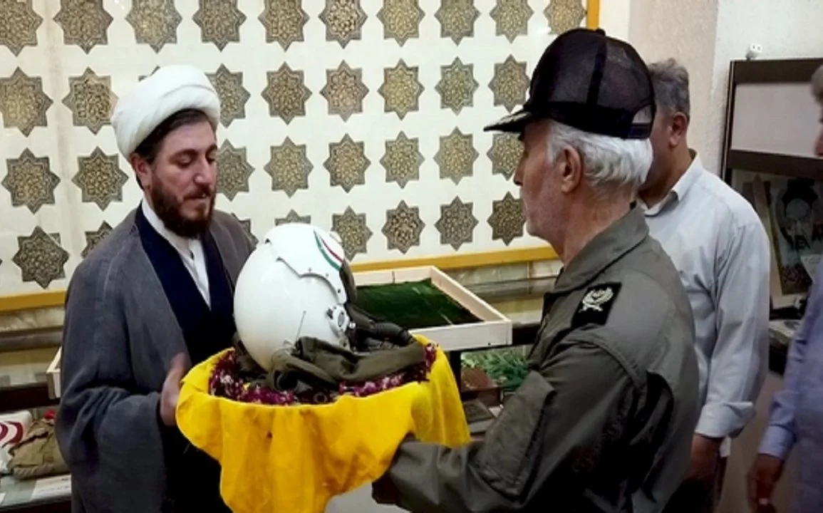 اهدای ۹ نشان خلبانان شهید نیروی هوایی به موزه حرم حضرت معصومه (س)