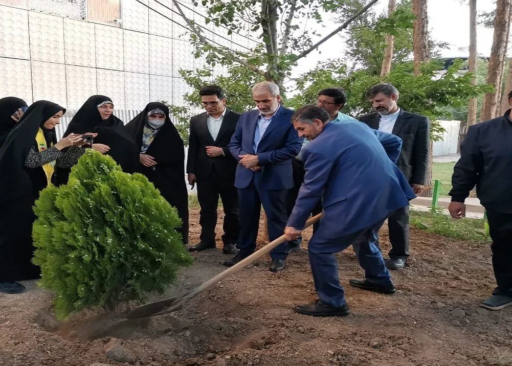 وزیر آموزش و پرورش دو نهال به نام دختران ایران در قم غرس کرد