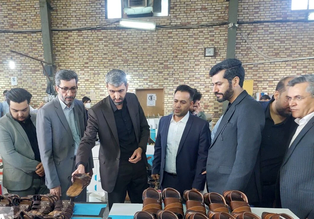 یک واحد تولیدی کفش با حضور معاون وزیر صمت در قم افتتاح شد