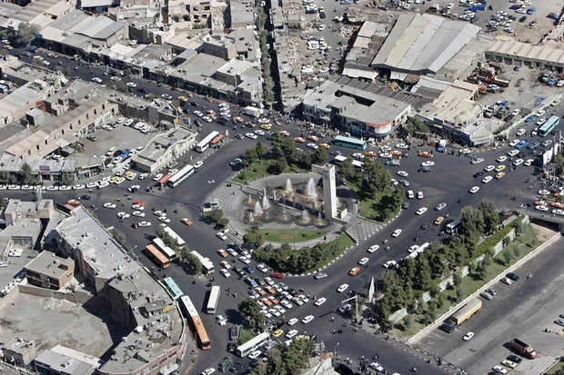 حضور مدیر وابط عمومی سازمان زیباسازی شهرداری قم در بین مردم و پاسخ به سوالات پروژه پیرایش میدان شهید مطهری