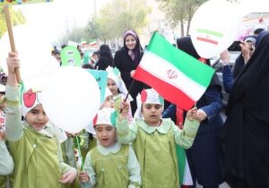 اجرای برنامه‌های شاد در راهپیمایی ۲۲ بهمن برای کودکان