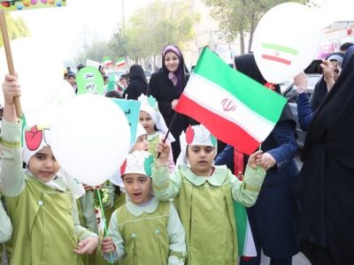 اجرای برنامه‌های شاد در راهپیمایی ۲۲ بهمن برای کودکان