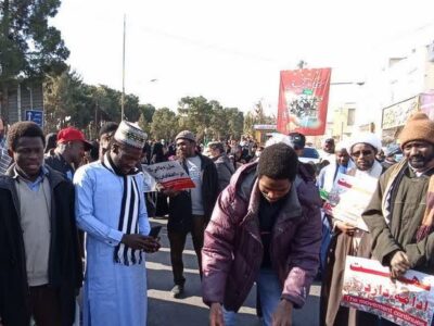 سرود دسته جمعی مسلمانان نیجریه در راهپیمایی حماسی ۲۲ بهمن قم