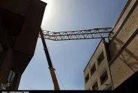 سقوط جرثقیل ساختمانی در بلوار امین قم به علت وزش شدید باد