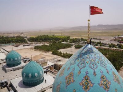 اهتزاز پرچم سرخ انتقام برفراز گنبد مسجد جمکران