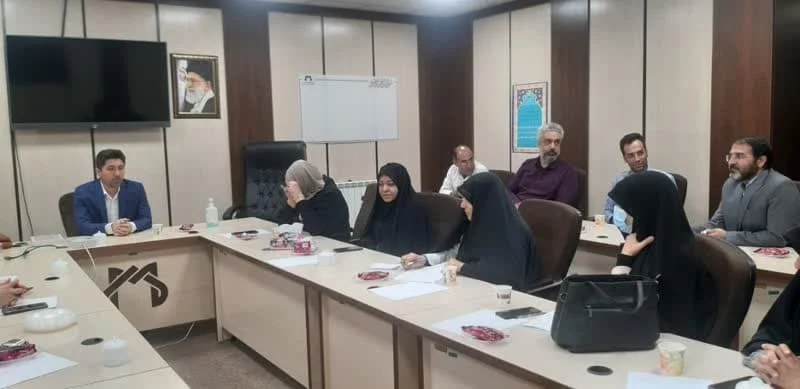 نشست هماندیشی اساتید دانشگاه علوم پزشکی قم با مدیرعامل کارخانه تولید محصولات سلولزی