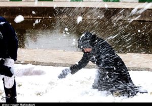 برف و باران قم را فرا می‌گیرد؛ کاهش دما به زیر صفر درجه