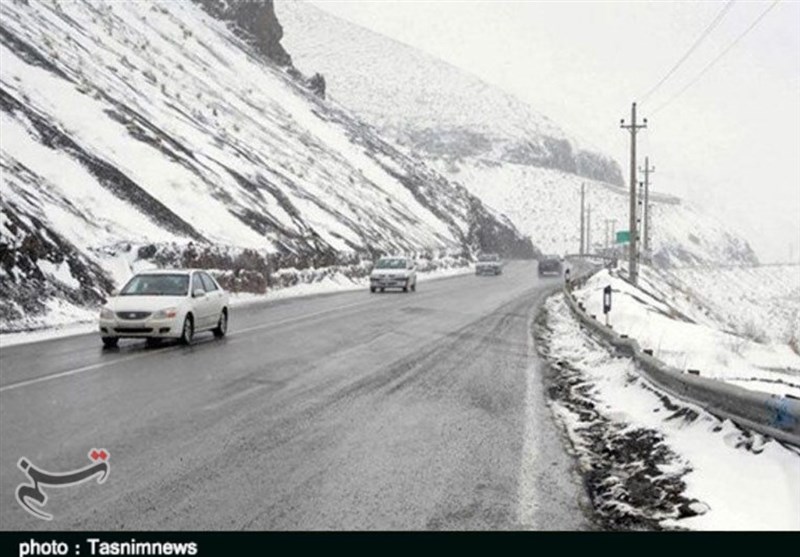 استقرار ۱۲ اکیپ راهداری در محورهای برف‌گیر استان قم