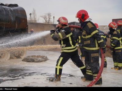 مصدومیت ۵ نفر در آتش‌سوزی کارخانه تولید مواد شیمیایی در قم