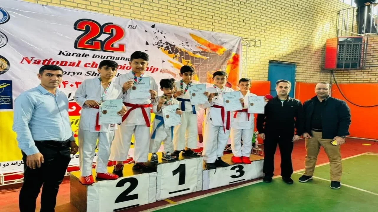 درخشش ۱۶ نشان رنگارنگ بر گردن کاراته کاهای قمی