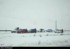 رانندگان در زمستان یخی قم، مجهز و ایمنی رانندگی کنند