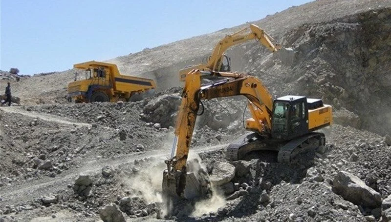 حفاری معدن کوهی شهرداری قم در فروردین ۱۴۰۴
