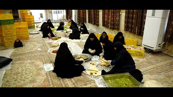 فیلم: تهیه و توزیع نهار در موکب امامزادگان قم