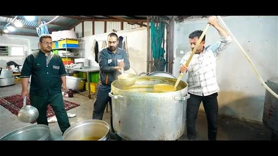 فیلم: تهیه و توزیع صبحانه در موکب امامزادگان قم