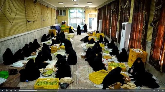 فیلم: تهیه و توزیع شام بین زائرین در موکب امامزادگان قم