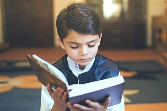 آموزش قرآن به کودک با اجبار امکان‌پذیر نیست