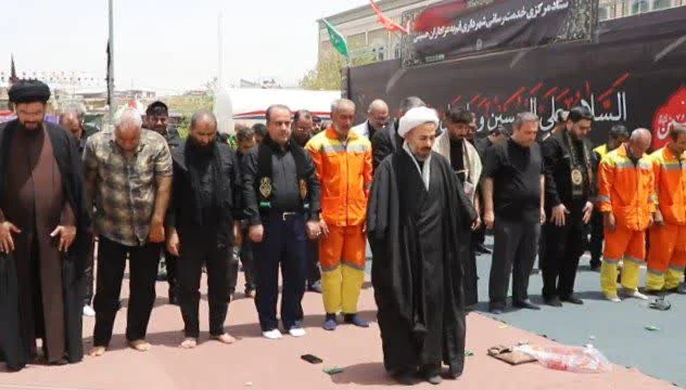 اقامه نماز جماعت ظهر تاسوعا در ستادهای خدماترسانی شهرداری قم