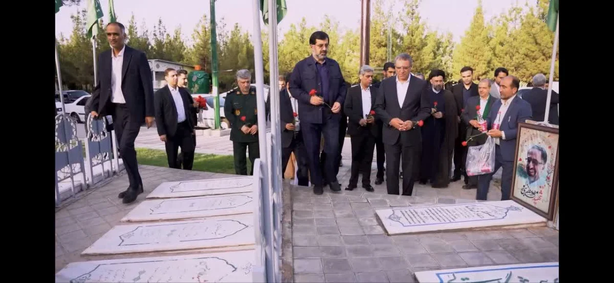 تجدید میثاق استاندار قم و مدیران استان با شهیدان در گلزار شهدای بهشت معصومه(س)