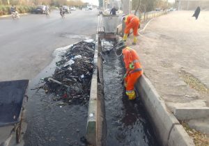 پاکسازی انهار مسدود شده منطقه دو قم برای مقابله با آبگرفتگیها