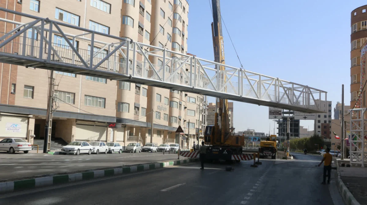 نصب پُل عابر پیاده بلوار شهیدان محمودنژاد قم با اعتباری بالغ بر ۴۶ میلیارد ریال
