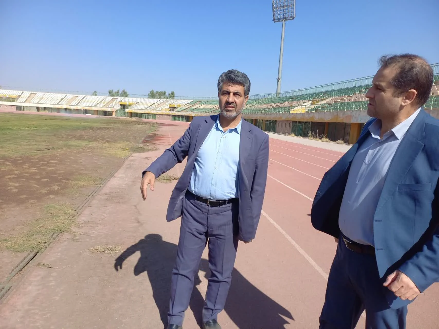بازدید معاون پارلمانی وزارت ورزش از روند احیای چمن یادگار امام قم