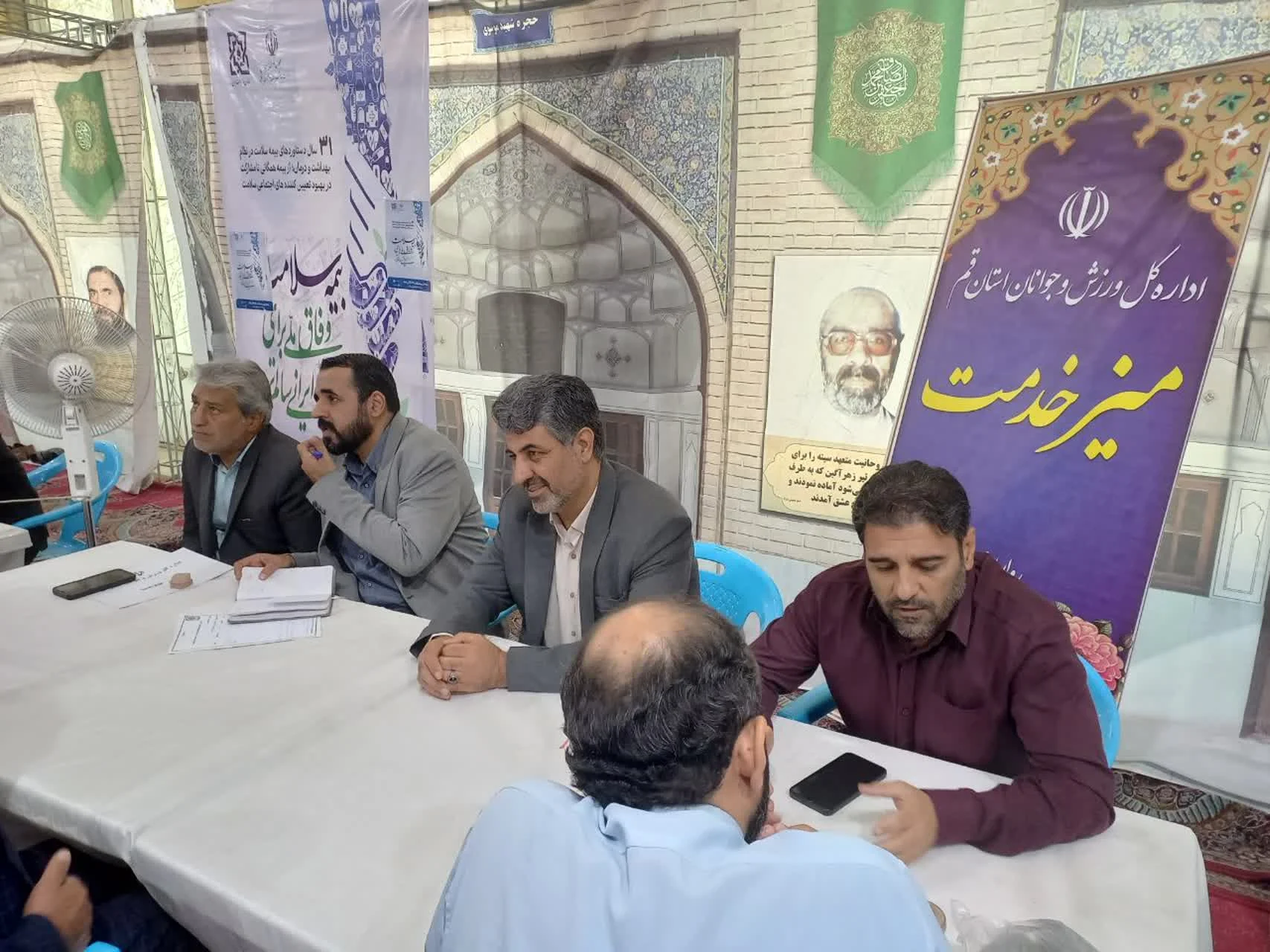 برپایی میز خدمت ادارهکل ورزش و جوانان استان قم در نماز جمعه | پاسخگویی مستقیم به مسائل مردم