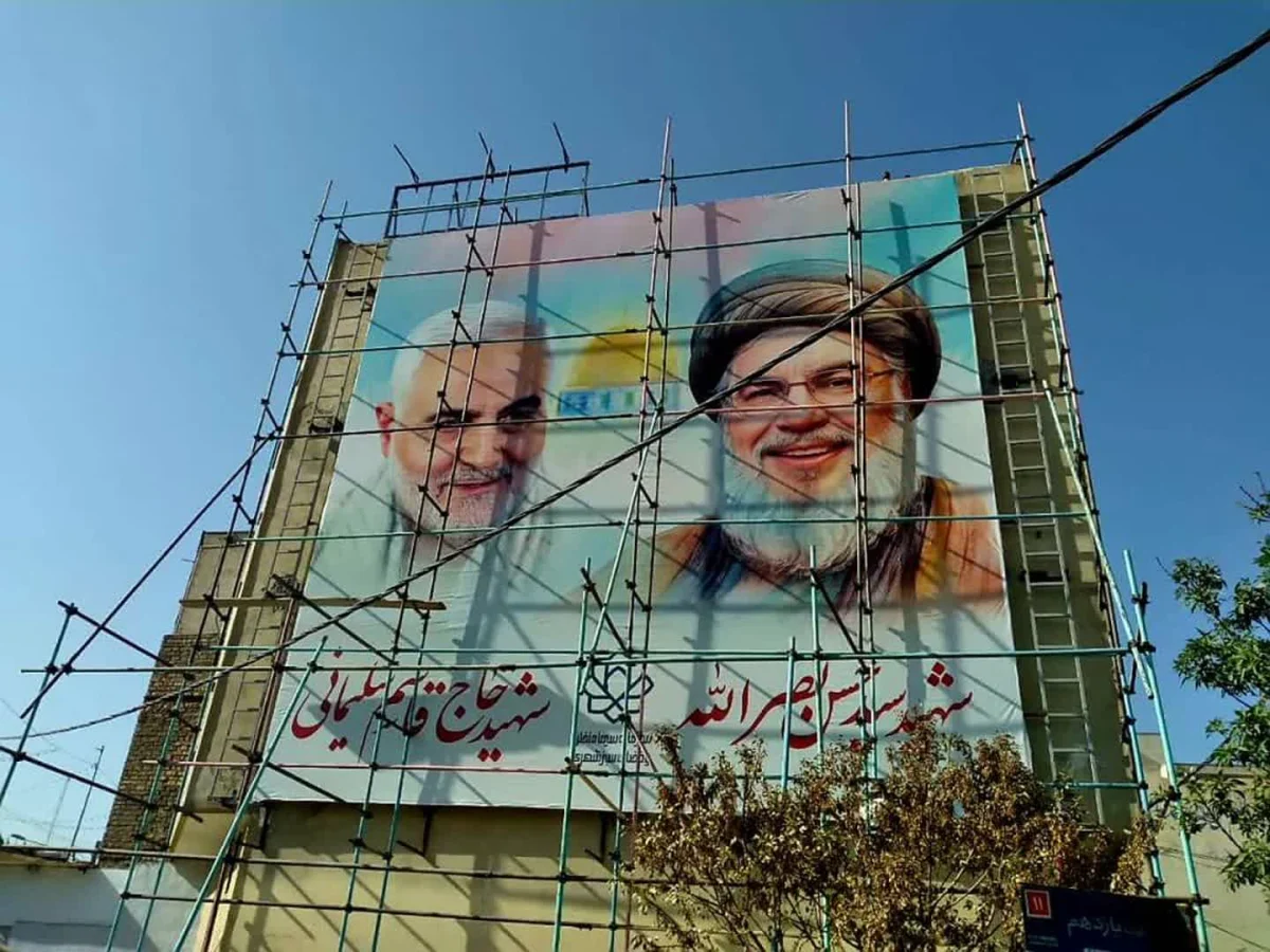 ترویج فرهنگ ایثار و شهادت در سیمای شهری قم با اجرای قابنگارههای شهدا
