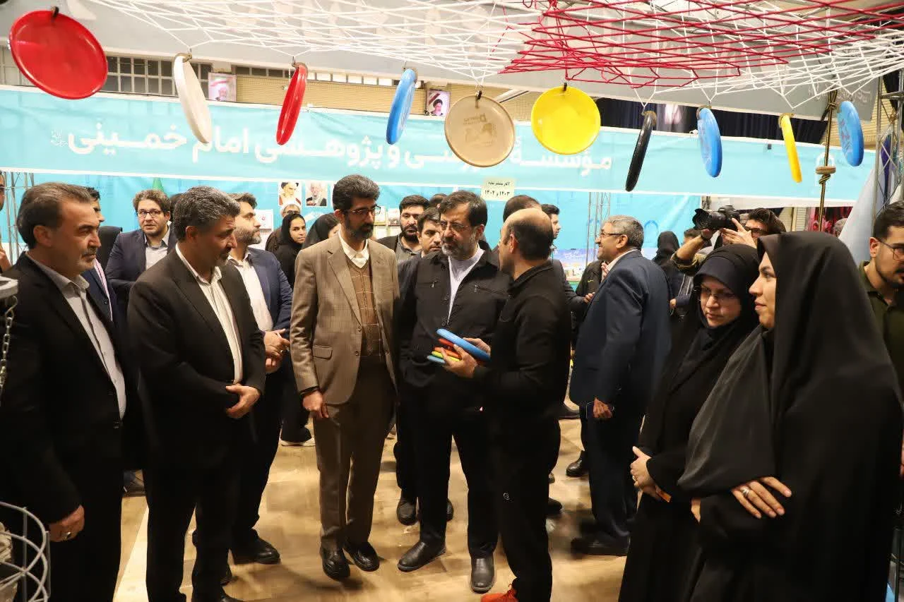 بازدید استاندار قم از غرفه ورزش و جوانان در نمایشگاه پژوهش و فنآوری اطلاعات