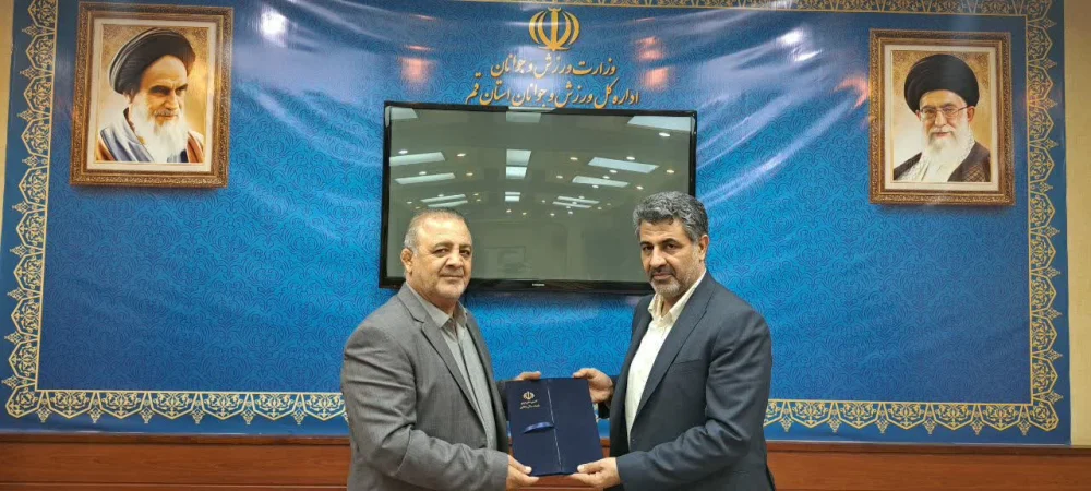 اهدای حکم مدیرکل ورزش و جوانان قم توسط نماینده وزارت