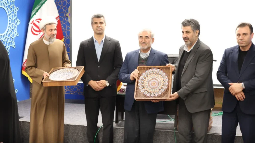 تجلیل مدیرکل ورزش قم از عوامل مسابقات قرآن کریم تکواندو