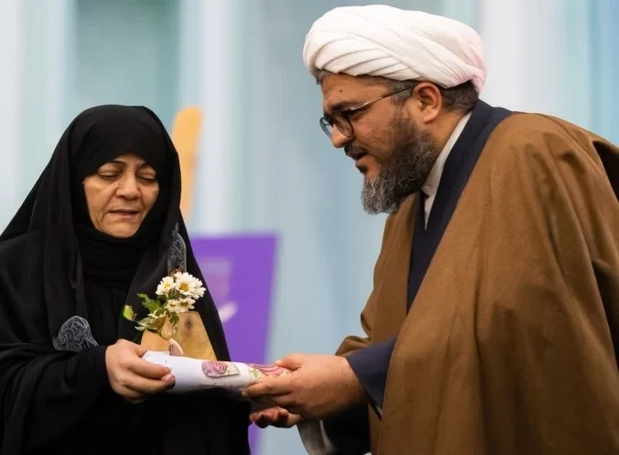 اهدای نشان «نرجسانه» به همسر سپهبد شهید غلامعلی رشید