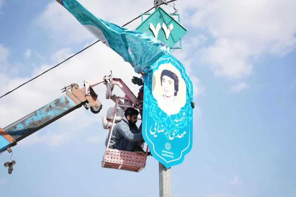 طولانی‌ترین تونل نوری کشور زیر سایه تمثال شهدای هم‌نام امام زمان (عج) /نصب ۲۰۰ المان تمثال شهدای «مهدی» در بلوار پیامبر اعظم(ص) قم