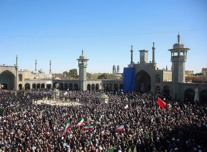 تشییع حماسی ۸ شهید حملات آمریکا در قم؛ مردم خواستار انتقام شدند+فیلم