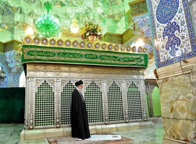 تصاویری از حضور امام خامنه‌ای در حرم حضرت معصومه(س)