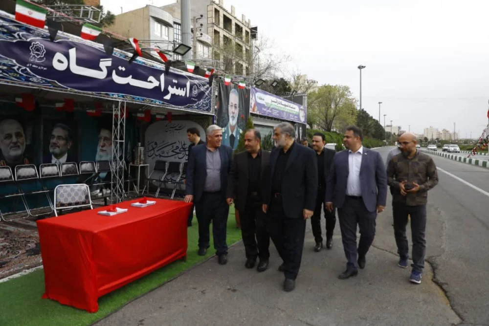 بازدید شهردار قم از ستاد تسهیلات زائر مناطق ۲ و ۴/خدمات راهنمای زائر باید با رویکرد جذب گردشگر ارائه شود