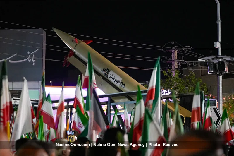 موشک‌های خیرشکن؛ میهمان مردم قم در شب تاسیس سپاه پاسدران انقلاب اسلامی