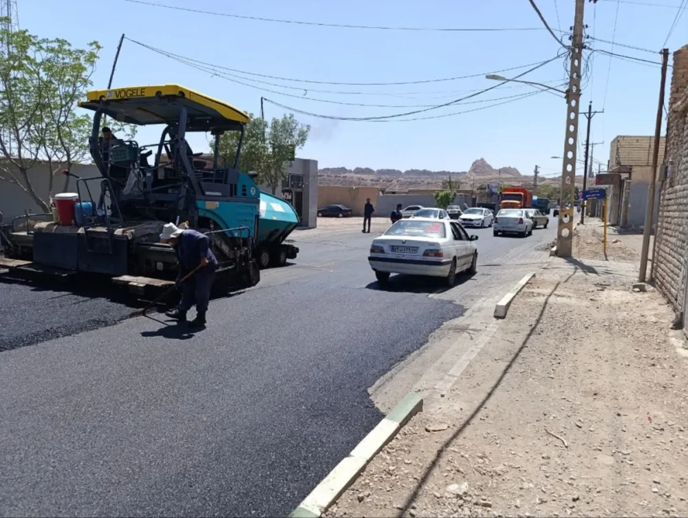 اتمام روکش آسفالت کوچه گلشن در محدوده صنعتی خیابان امیرکبیر