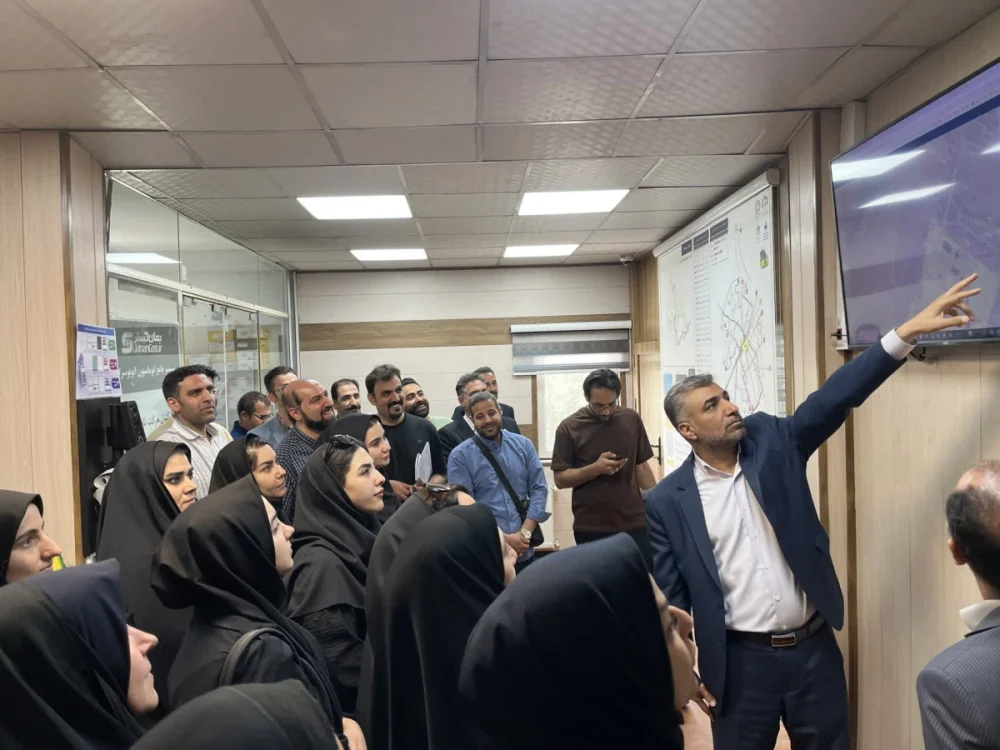 بازدید دانشجویان امور اداری از سازمان اتوبوسرانی قم با هدف آشنایی میدانی با فرآیندهای اجرایی