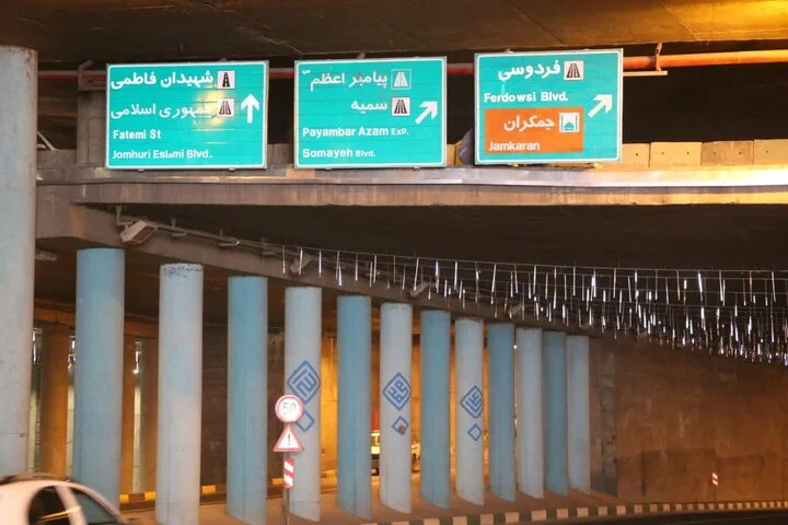 تأکید شهرداری قم بر رصد مستمر تابلوهای ترافیکی در مناطق شهری/ضرورت ارتقای دیدپذیری تابلوهای