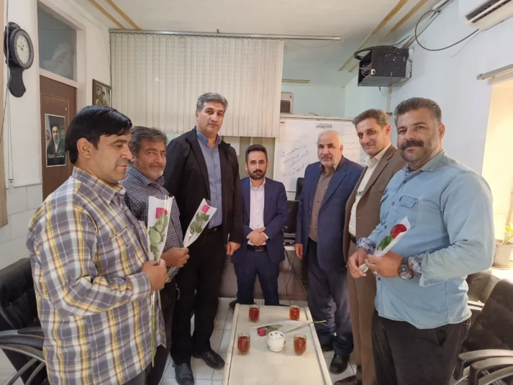 تجلیل شهردار منطقه ۶ قم از سفیران پاکیزگی و سبزبانان در روز جهانی کارگر