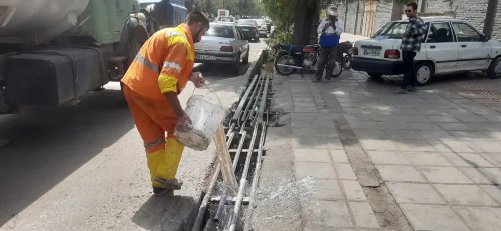 جمع‌آوری نخاله‌های ساختمانی و مرمت پیاده‌روها در منطقه ۷ قم