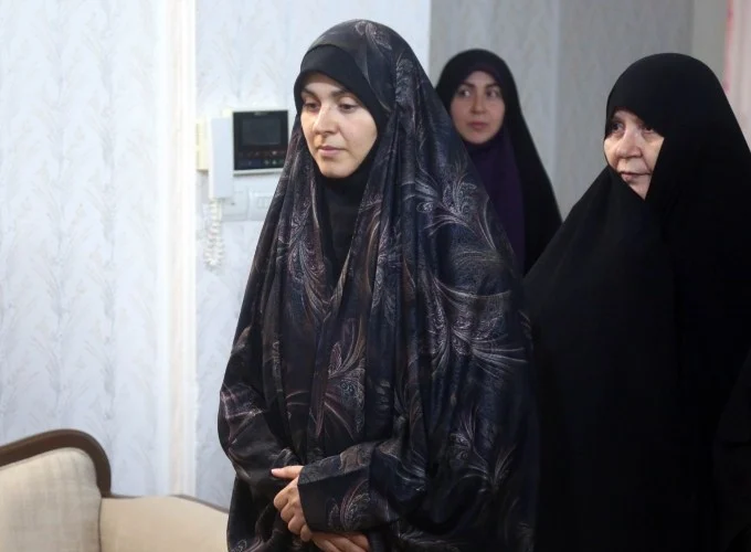 خانواده شهدا با مکتب حضرت زینب(س)، پرچم مقاومت را بر زمین نمی‌گذارند