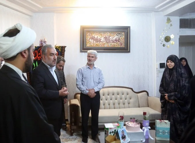 خانواده‌های شهدا فرماندهان جبهه فرهنگی انقلاب هستند
