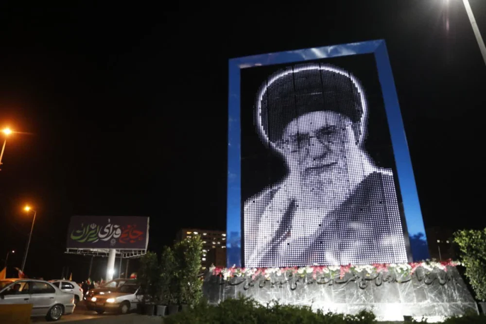 بزرگ‌ترین المان شهری رهبر شهید در قم رونمایی شد