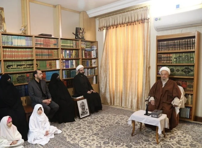دیدار خانواده شهید لاریجانی با آیت‌الله مکارم شیرازی